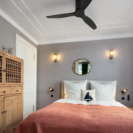Kapitänshaus Am Strom - Leuchtturm Apartment Rostock